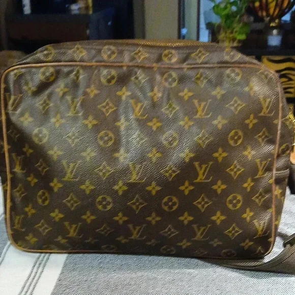 AUTHENTIC LOUIS VUITTON MONOGRAM DOUBLE COMARTMENT TRAVEL BAG. - Picture 2 of 16
